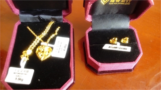 煙臺華順油氣潤滑2015年二季度業(yè)務(wù)啟動大會，華順集團董事長彭總為上季度銷售冠軍頒發(fā)證書、獎杯、鮮花、各類獎品