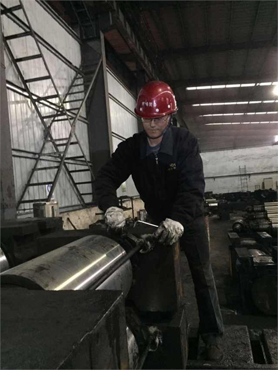煙臺華順公司13年來專項致力于油氣集中潤滑技術的應用和推廣。近三年的時間，已經(jīng)為國內(nèi)200多個企業(yè)提供了500余套具有自主知識產(chǎn)權的油氣集中潤滑系統(tǒng)。華順公司可根據(jù)客戶的實際需求完成從現(xiàn)場調(diào)研、方案設計、產(chǎn)品生產(chǎn)制造、現(xiàn)場安裝到系統(tǒng)調(diào)試的整體交鑰匙工程。煙臺華順公司鄭重承諾，對煙臺華順公司提供的油氣集中潤滑系統(tǒng)提供終身的售后設備維修和技術支持服務
