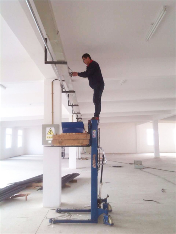什么是油氣潤滑?就是將220-460#的稀油和壓縮空氣(或氮氣)混合形成油氣流,通過管路以精細連續(xù)油滴的方式輸送到潤滑點的這一過程就是油氣潤滑。煙臺華順油氣潤滑的特點就是：既不過潤滑,也不欠潤滑。煙臺華順公司12年專項致力于油氣集中潤滑技術的應用和推廣
