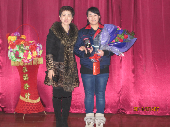 煙臺(tái)華順油氣潤(rùn)滑之董事長(zhǎng)為季度銷售冠軍發(fā)放金飾品等獎(jiǎng)品