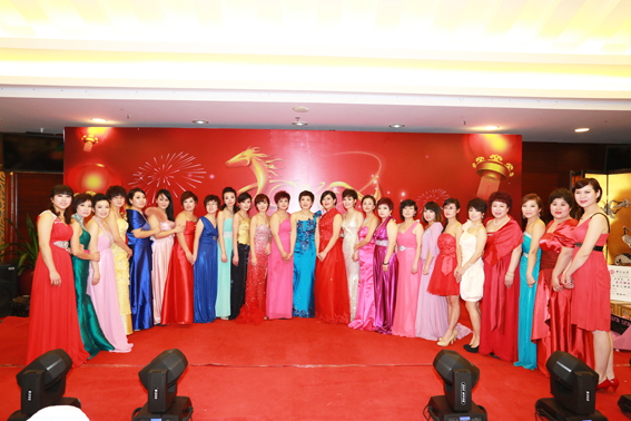 煙臺(tái)華順油氣潤(rùn)滑之全體女員工合影