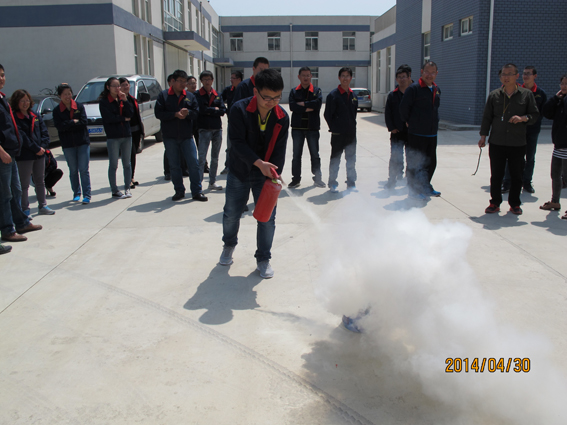 煙臺華順油氣潤滑之安全培訓滅火器實際操作