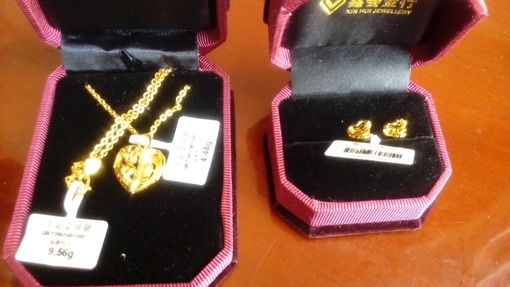 煙臺(tái)華順油氣潤滑2015年二季度業(yè)務(wù)啟動(dòng)大會(huì)，華順集團(tuán)董事長彭總為上季度銷售冠軍頒發(fā)證書、獎(jiǎng)杯、鮮花、各類獎(jiǎng)品