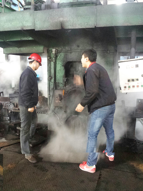華順油氣潤滑設(shè)備公司金牌銷售服務(wù)團隊不辭辛苦去客戶現(xiàn)場指導(dǎo)安裝！節(jié)能降耗，從油氣潤滑開始。近三年，煙臺華順油氣潤滑設(shè)備公司為國內(nèi)的200多個企業(yè)提供了500余套具有自主知識產(chǎn)權(quán)的油氣集中潤滑系統(tǒng)。這些設(shè)備的安裝與使用，不僅降低了設(shè)備潤滑油的消耗，提高了軸承的使用壽命，同時改善了客戶生產(chǎn)現(xiàn)場環(huán)境，投資回報率100%以上，受到了客戶的一致好評
