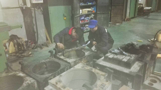 華順油氣潤滑設備售后人員安裝現(xiàn)場！什么是油氣潤滑?就是將220-460#的稀油和壓縮空氣(或氮氣)混合形成油氣流,通過管路以精細連續(xù)油滴的方式輸送到潤滑點的這一過程就是油氣潤滑。煙臺華順油氣潤滑的特點就是：既不過潤滑,也不欠潤滑。煙臺華順公司12年專項致力于油氣集中潤滑技術的應用和推廣